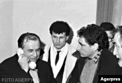Ion Iliescu și Petre Roman, doi politicieni, ambii cu legături în fostul regim, cărora românii aveau să le încredințeze țara după căderea comunismului.