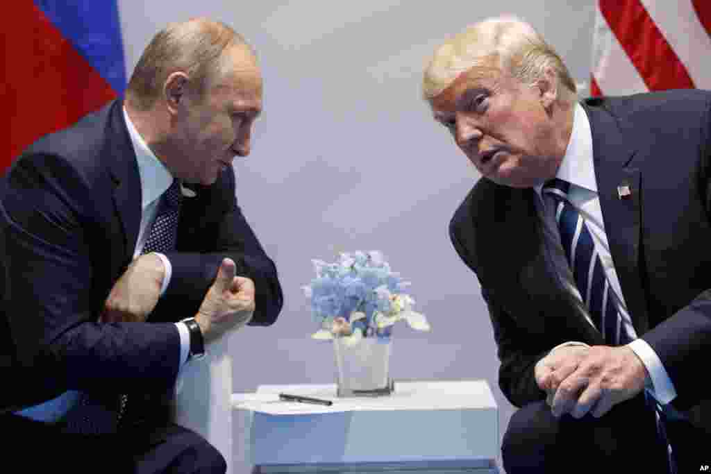 АҚШ президенті Дональд Трамп Путинмен 2017 жылғы 7 шілдеде Германияның Гамбург қаласында өткен "Үлкен жиырмалық саммитінде" кездесті.