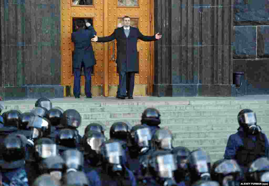Opozicioni lider, Vitali Klitschko, na protestima u Kijevu, 1. decembar 2013. Foto: EPA / Alexey Furman