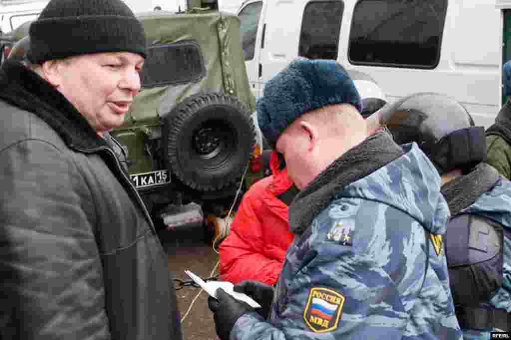 Активиста правозащитного движения Михаила Кригера задержали через несколько секунд после разговора с корреспондентом Радио Свобода.