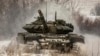 NATO nu crede în anunțurile Rusiei de retragere a unor trupe de lângă granița cu Ucraina. Mai mult, oficialii occidentali spun că dovezile arată o consolidare a lor.