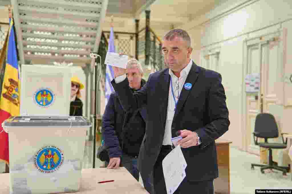 Președintele uneia dintre secții înregistrează refuzul unui alegător de a vota.