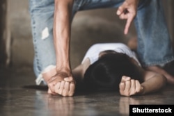 În România, peste 90% dintre agresorii fizici și sexuali sunt bărbați. Pe durata pandemiei și în lockdown, cazurile de abuz fizic și viol au crescut în familie