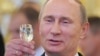 Президент России Владимир Путин на торжественном приеме в честь выпускников военных академий и университетов в Кремле. Москва, 28 июня 2012 года.