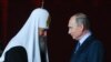 Президент Росії Володимир Путін (праворуч) і Московський патріарх Кирило (Володимир Гундяєв). Архівна світлина