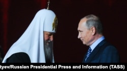 Президент Росії Володимир Путін (праворуч) і Московський патріарх Кирило (Володимир Гундяєв). Архівна світлина