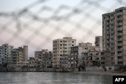 Clădirile din Famagusta, stațiune renumită care a ajuns la granița conflictului cipriot, stau goale de jumătate de secol.
