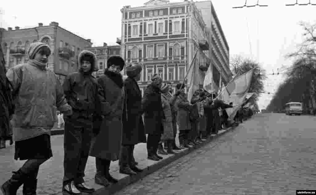 On January 21, 1990, 3 million Ukrainians joined hands to form a human chain, the "Ukrainian Wave," from Lviv to the capital, Kyiv (pictured), to commemorate the 71st anniversary of a short-lived Ukrainian republic established in 1919. It was the largest demonstration in late-Soviet Ukraine.