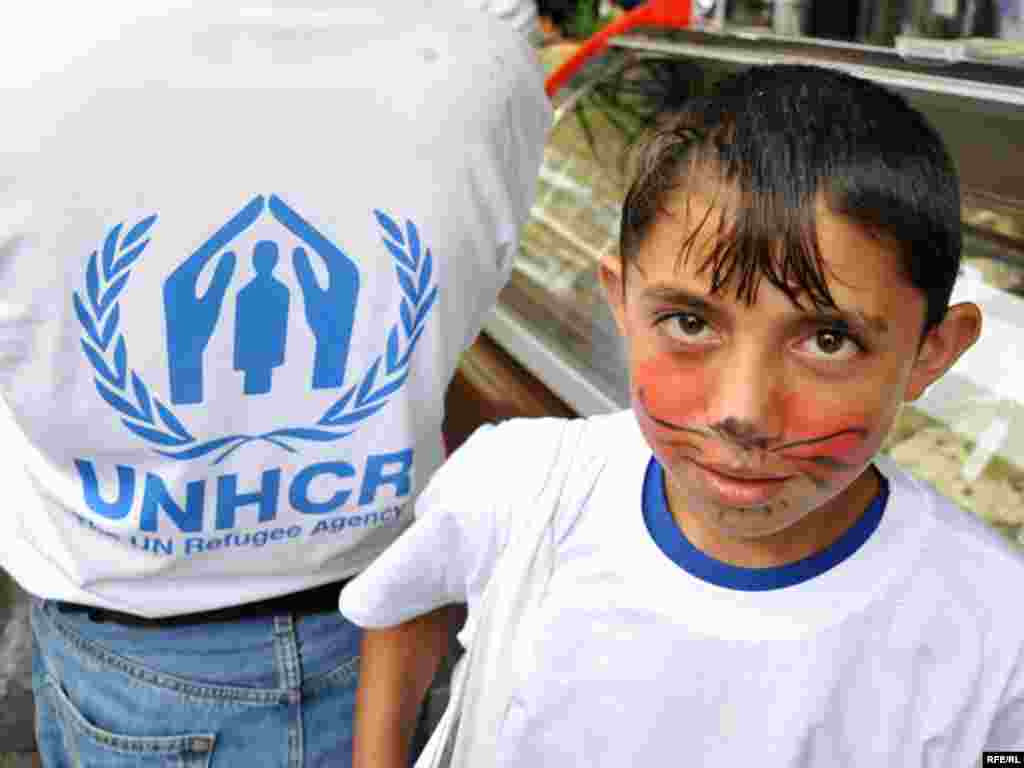 UNHCR je 20. juna od 12 do 14 sati organizirao interaktivni umjetnički performans na temu "dom" u Sarajevu, toku kojeg je na pripremljeni tlocrt na trgu ispred BBI centra u Sarajevu postavljeno 180 cigli za 180 mjeseci od potpisivanja Dejtonskog mirovnog sporazuma, a tokom kojih raseljeni čekaju na razrješenje njihove situacije. FOTO: Midhat Poturović