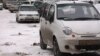 Автомобили Daewoo Nexia и Daewoo Matiz на дороге. Алматы, 24 февраля 2014 года. 