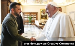 Președintele ucrainean Volodimir Zelenski și Papa Francisc, la Vatican, pe 11 octombrie 2024.