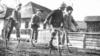 Acestă imagine a unor copii români pe catarige este una din cele peste 5000 de fotografii publicate <a href="http://www.ujelet.ro">online</a> in luna aceasta din arhivele salvate al revistei romanești de limbă maghiară Uj Elet (Viață Nouă).&nbsp;<br />
<br />
<br />
&nbsp;