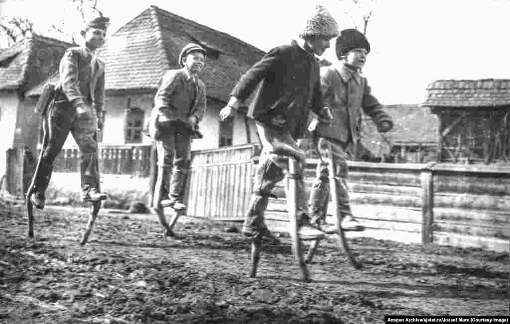 Acestă imagine a unor copii români pe catarige este una din cele peste 5000 de fotografii publicate online in luna aceasta din arhivele salvate al revistei romanești de limbă maghiară Uj Elet (Viață Nouă). 