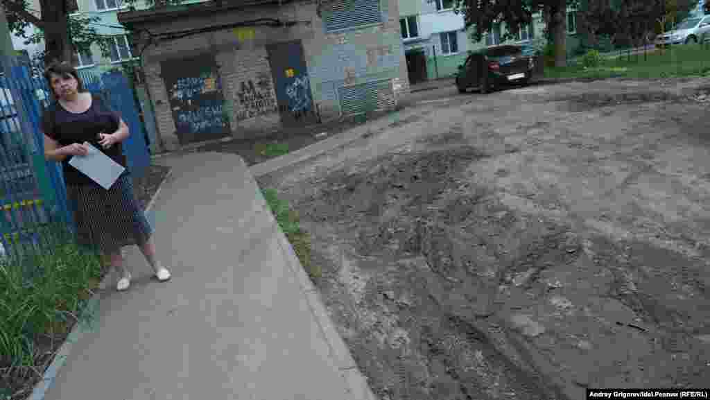 Теперь покинем территорию ТСЖ, чтобы узнать, есть ли в микрорайоне объекты, не вызывающие нареканий со стороны городских чиновников. Есть, и достаточно! Справа, например, не то зеленая, не то парковочная зона (количество грязи мешает сделать однозначный вывод), которая находится в ведении не то местной управляющей компании, не то города. А вот асфальтовая дорожка слева, как гласит местный фольклор, обязана своим появлением на свет мэру Казани Ильсуру Метшину. Однажды градоначальник нанес визит в эти дворы. Понятное дело, принимающая сторона не могла ударить в грязь лицом. Хотя соверши городской глава буквально один неосторожный шаг вправо — и!.. Ещё левее, за забором, детский сад. Посмотрим, что в нём. 