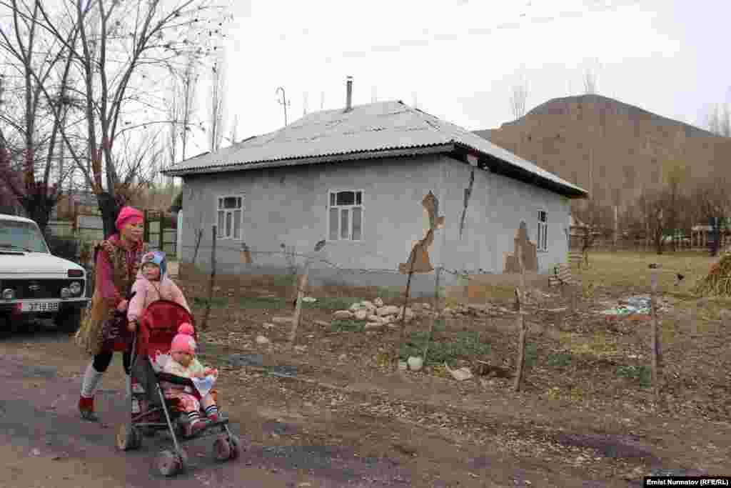 Сариев:&nbsp;Надо прекратить так строить. Дома строятся без использования арматуры и учета сейсмологии, в результате мы видим, как они разваливаются. 95% территории в Кыргызстане &ndash; горы. Сила землетрясения может достигнуть и 9 баллов, поэтому нужно стоить крепкие жилища.&nbsp;
