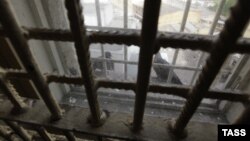 По словам Фатимы Маргиевой, в тюрьме сейчас начальником хороший человек, все деньги, выделяемые на содержание заключенных, тратятся по назначению. Но все остальное не изменилось: нет территории для прогулок, окна в камерах маленькие, почти под потолком, практически отсутствует медицинское обслуживание