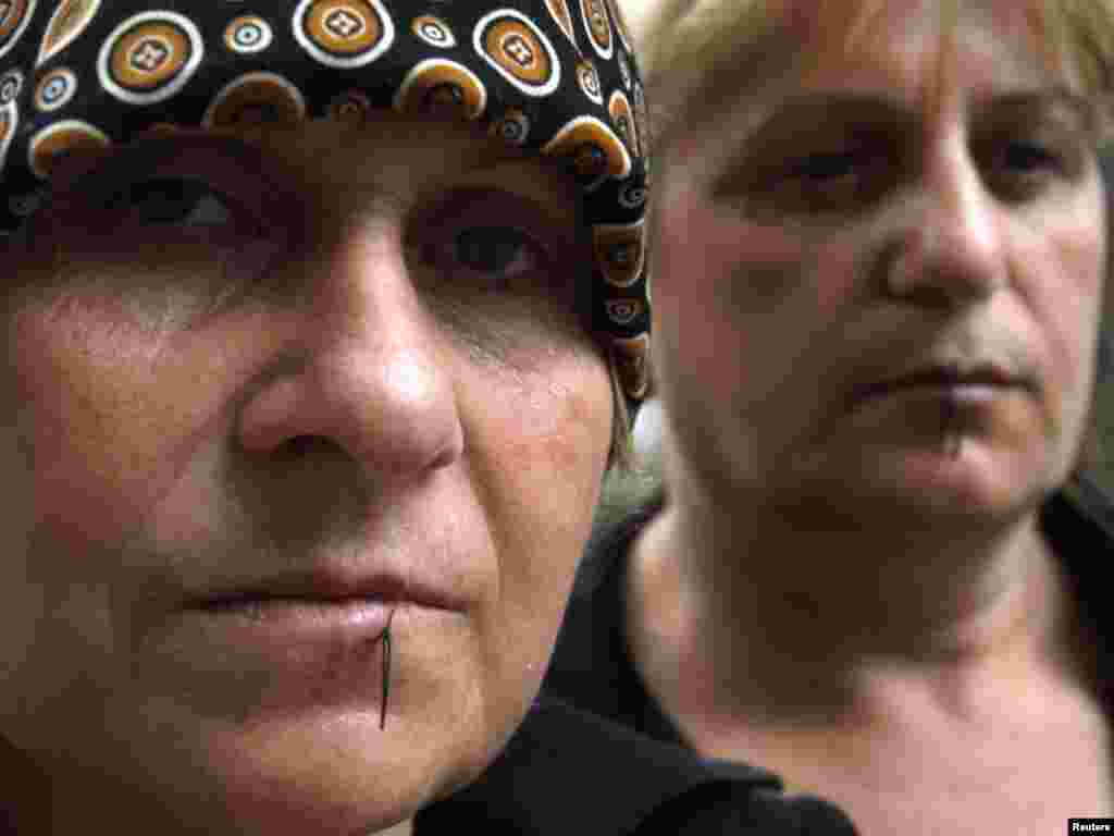 Gruzija - Maluza Abramishvili (lijevo), 52, i Nunu Basaria, 49, izbjeglice iz Abkhazie, sa zašivenim ustima, učestvovale su u štrajku glađu, zbog toga što su morale prisilno napustiti svoje domove, Tbilisi, 25.08.2010. Foto: Reuters / David Mdzinarishvili