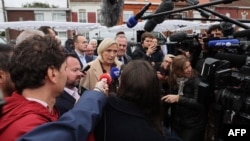 Campania pentru anticipatele din Franța începe oficial pe 17 iunie, dar șefa extremei drepte, Marine le Pen, a avut deja întâlniri cu alegătorii, de pildă pe 14 iunie, la Henin-Beamont, în nordul țării. 