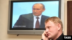 Один из организаторов пикника Алексей Дымовский на фоне Владимира Путина