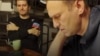  Jurnalistul de investigații Christo Grozev (stânga) este fotografiat cu Aleksei Navalny în 2021.