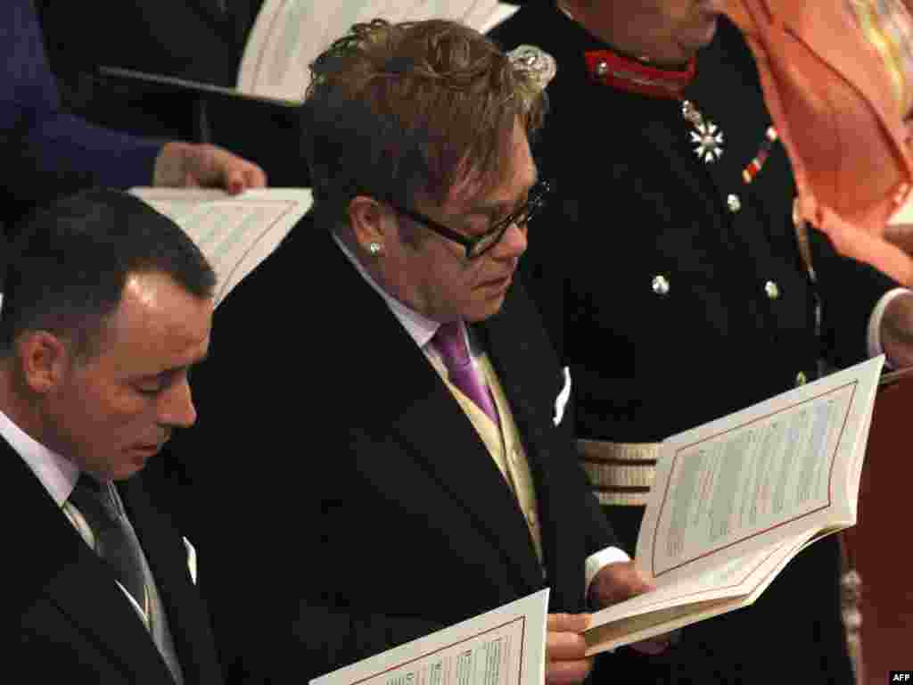 Pjevač Elton John sa svojim partnerom, Davidom Furnishom bio je među gostima vjenčanja, London, 29.04.2011.