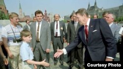 Рональд Рейган и Михаил Горбачев на Красной площади в Москве в мае 1988 года