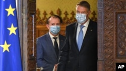 Premierul Florin Cîțu (stânga) și președintele Klaus Iohannis (dreapta), decembrie 2020