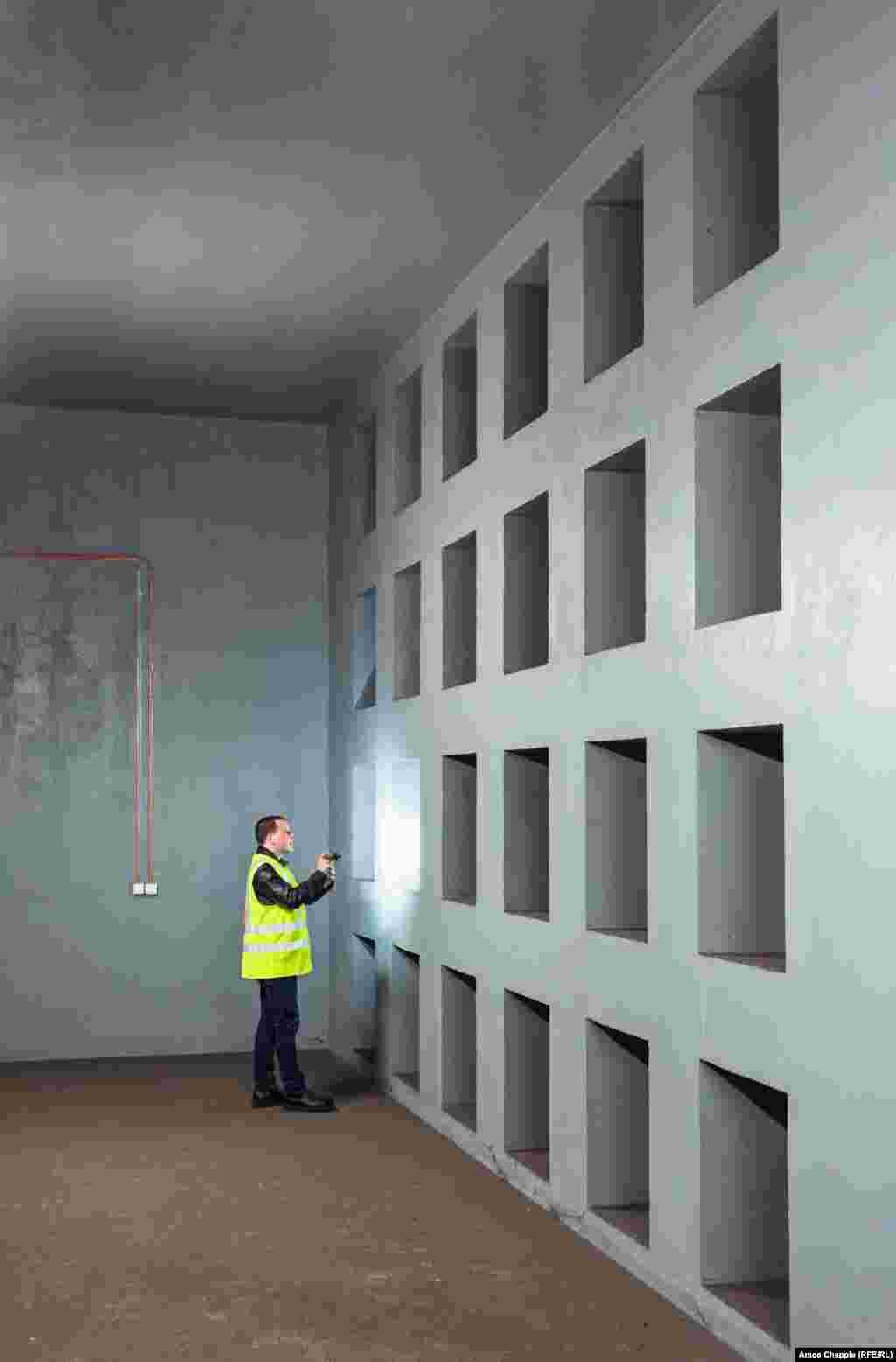 Un muncitor de la metrou inspectează un perete de prize ale filtrelor de aer din OSM. Rețeaua de adăposturi este proiectată pentru a găzdui până la 320.000 de persoane în interiorul mai multor stații de metrou special echipate și în tunelurile dintre acestea.