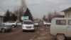 В центре - машины скорой помощи в селе Ынтымак Сарыагашского района Южно-Казахстанской области.11 февраля 2015 года.