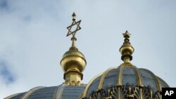 Ylli i Davidit në majë të Sinagogës së Re në Berlin. Gjermani, 27 qershor 2023. 