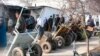 Дети, занимающиеся на базаре развозом на тележках купленный товар покупателей. Иллюстративное фото. 