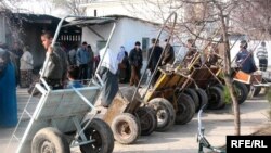 Дети, занимающиеся на базаре развозом на тележках купленный товар покупателей. Иллюстративное фото. 