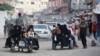 În imagine, palestinieni din orașul Khan Yunis părăsesc, luni 22 iulie, zona orașului unde armata israeliană a ordonat evacuarea.