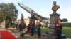 Un eveniment în memoria pilotului rus,&nbsp;<strong><a href="https://en.wikipedia.org/wiki/Roman_Filipov#:~:text=Roman%20Nikolayevich%20Filipov%20(Russian%3A%20%D0%A0%D0%BE%D0%BC%D0%B0%CC%81%D0%BD,Syria%2C%20on%203%20February%202018." target="_blank">Roman Filipov</a>,</strong>&nbsp;la baza aeriană Hmeimim de lângă Latakia, Siria, în februarie 2023.<br />
<br />
Imagini din satelit făcute pe 13 decembrie 2024 sugerau că Rusia <a href="https://dcyh5l5lgidpq.cloudfront.net/a/syria-russia-hmeimim-military-equipment-withdrawal/33239263.html" target="_self">și-ar retrage</a>&nbsp;echipamente din baza Hmeimim după recenta alungare de la putere și din țară a aliatului său, președintele Bashar al-Assad.&nbsp;