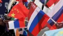 Spectatorii flutură steaguri rusești, chinezești și ale altor țări în timpul unei ceremonii organizate în luna iunie în centrul Moscovei, marcând începutul numărătoarei inverse de 100 de zile până la concursul Intervision din 20 septembrie. 