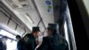 Сотрудники узбекской милиции в общественном транспорте. 
