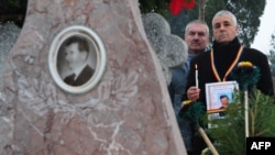 У могилы Николае и Елены Чаушеску, 25 декабря 2009 г.