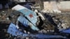 Уламки збитого російського бойового літака Су-34 у житловому районі Чернігова, 6 квітня 2022 року