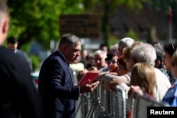 Premierul Robert Fico, cu câteva momente înainte să fie împușcat. Handlova, Slovacia, 15 mai.