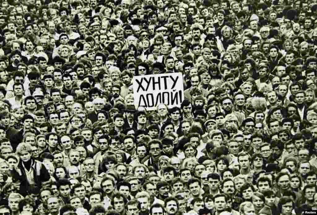 Ленинградан бахархой арабевлла урамашка, ГКЧП-на шаьш дуьхьал хилар гойтуш. Марсхьокху-беттан 19 де. 1991 шо.