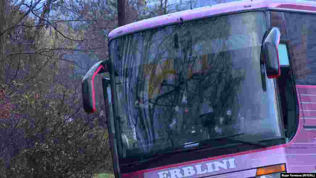 Vrimat e plumbave shihen në dritaren e përparme të autobusit. Policia e Kosovës ka hedhur poshtë mundësinë që vrasja e trefishtë lidhet me akt terrorist. 