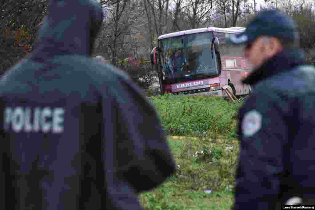 Autoritetet e Kosovës nuk e kanë përjashtuar mundësinë që në sulmin ndaj autobusit të jenë përfshirë më shumë se një person. 