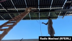 Muncitorii instalează panouri soloare chinezești în provincia Khyber Pakhtunkhwa din Pakistan.