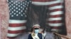 Un soldat al armatei iraniene stă în fața unei imagini cu steagul american ars în timpul unei demonstrații anti-americane, în fața fostei ambasade a SUA din Teheran, Iran, 04 noiembrie 2021. 