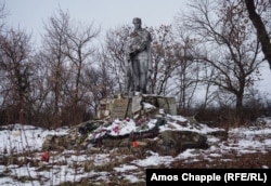 Un memorial de război din epoca sovietică într-un oraș din prima linie din regiunea Lugansk - 7 decembrie.