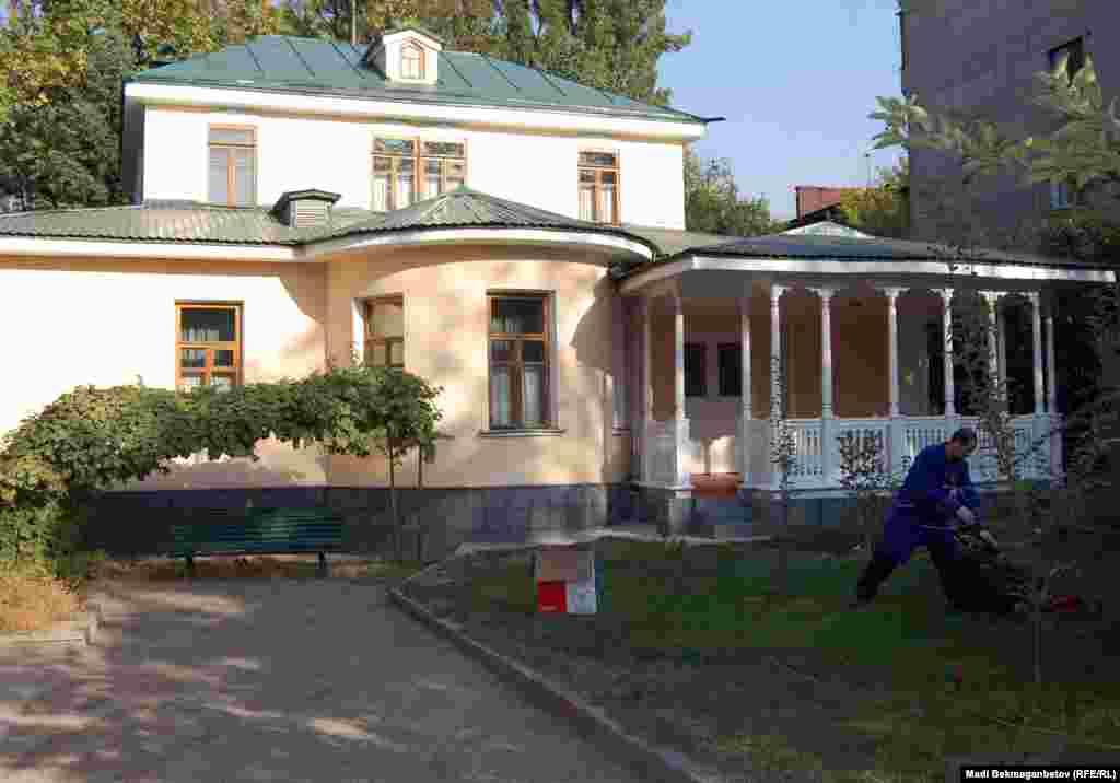 Бұл үйде Мұхтар Әуезов зайыбы Валентина Николаевна, ұлы Ернар, қызы Ләйла және қарындасы Үмиямен бірге 10 жыл тұрды.