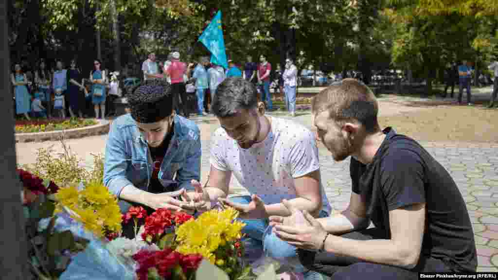 Ще до початку події, багато кримських татар почали підходити до пам&#39;ятного знаку, покладати квіти і читати молитву