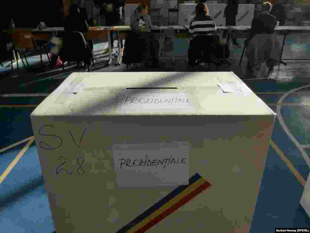 Până în jurul orei 18:00, prezența la vot era de aproape 45%. Vaslui, Satu Mare și Maramureș au fost județele care au înregistrat cele mai mici rate ale prezenței - sub 35%. 