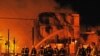 Пожежники намагаються загасити палаючий 140-річний меблевий магазин у Лондоні, 8 серпня 2011 року