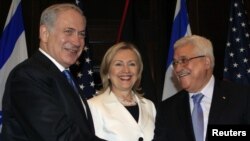 Izraelski premijer Benjamin Netanjahu rukuje se sa palestinskim predsednikom Mahmudom Abasom u prisustvu američke državne sekretarke Hilari Klinton neposredno pred početak sastanka u Šarm el Šejku u Egiptu, 14 septembar 2010
